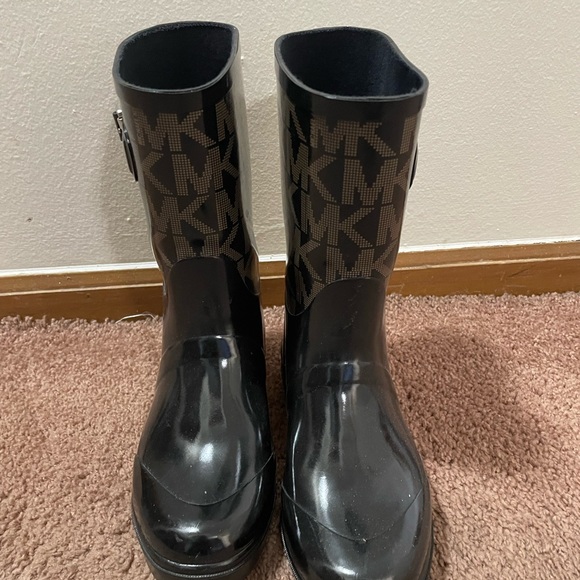 This is a beautiful slightly used authentic Michael Korse brand - Picture 3 of 4